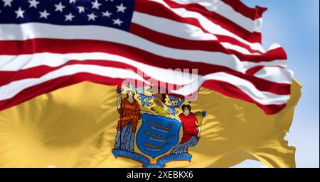 New Jersey State Flaggen, die an einem klaren Tag mit der amerikanischen Flagge winken Stockfoto