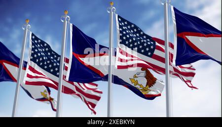 Die amerikanische Samoa-Flagge winkt an einem klaren Tag im Wind Stockfoto