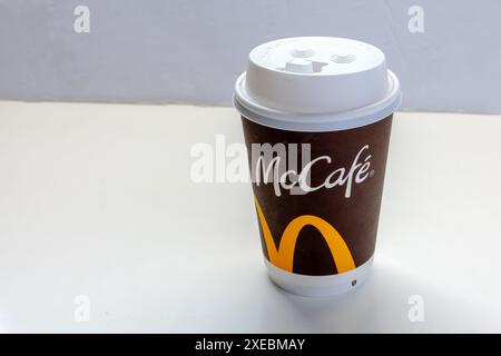 Calgary, Alberta, Kanada. März 2024. Eine horizontale Nahaufnahme eines McCafe Bechers. Stockfoto