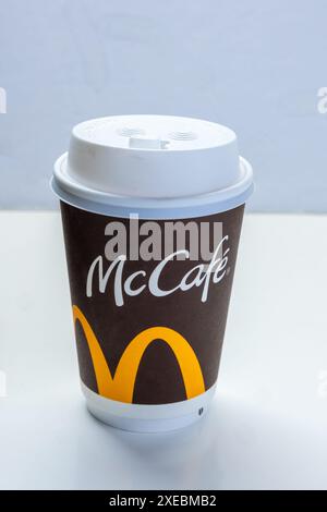 Calgary, Alberta, Kanada. März 2024. Eine vertikale Nahaufnahme eines McCafe Bechers. Stockfoto