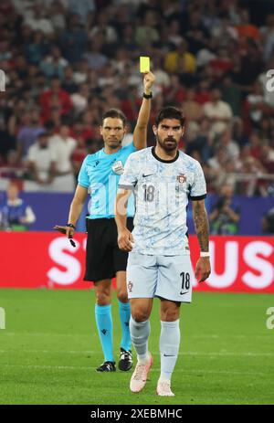 Gelsenkirchen. Juni 2024. Ruben Neves (R) aus Portugal erhält eine gelbe Karte während des Gruppenspiels der UEFA Euro 2024 zwischen Portugal und Georgien am 26. Juni 2024 in Gelsenkirchen. Quelle: Zhang Fan/Xinhua/Alamy Live News Stockfoto