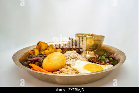 Newari Khaja Set typisch nepalesischer Thali mit Reisflocken, Choyila, Eiern, Kichererbsen, Tama, Bambussuppe, Mittagessen Aalu Sadheko Stockfoto