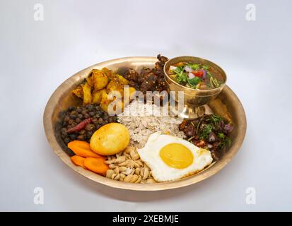 Newari Khaja Set typisch nepalesischer Thali mit Reisflocken, Choyila, Eiern, Kichererbsen, Tama, Bambussuppe, Mittagessen Aalu Sadheko Stockfoto