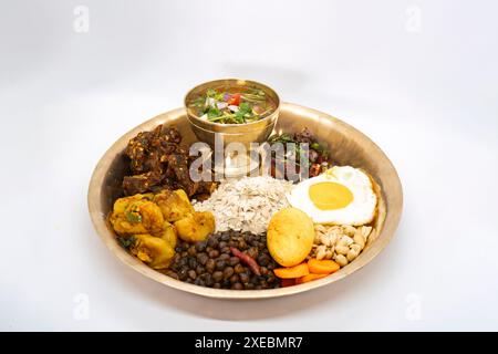 Newari Khaja Set typisch nepalesischer Thali mit Reisflocken, Choyila, Eiern, Kichererbsen, Tama, Bambussuppe, Mittagessen Aalu Sadheko Stockfoto