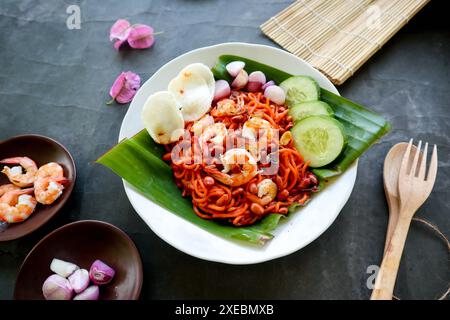 MI Aceh, Mie Aceh oder Acehnese Nudeln sind ein für Aceh typisches scharfes Gericht, das aus dicken gelben Nudeln, Rindfleisch-, Hammel- oder Garnelenscheiben und in Scheiben geschnittenen ​​r besteht Stockfoto