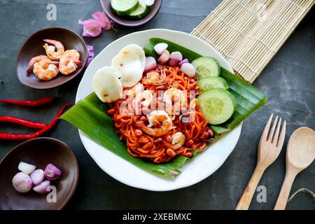 MI Aceh, Mie Aceh oder Acehnese Nudeln sind ein für Aceh typisches scharfes Gericht, das aus dicken gelben Nudeln, Rindfleisch-, Hammel- oder Garnelenscheiben und in Scheiben geschnittenen ​​r besteht Stockfoto