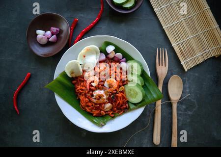 MI Aceh, Mie Aceh oder Acehnese Nudeln sind ein für Aceh typisches scharfes Gericht, das aus dicken gelben Nudeln, Rindfleisch-, Hammel- oder Garnelenscheiben und in Scheiben geschnittenen ​​r besteht Stockfoto