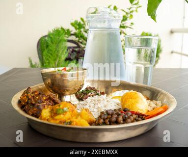 Newari Khaja Set typisch nepalesischer Thali mit Reisflocken, Choyila, Eiern, Kichererbsen, Tama, Bambussuppe, Mittagessen Aalu Sadheko Stockfoto