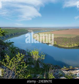 Fantastischer Blick auf den Frühling auf den Dnister River Canyon mit malerischen Felsen, Feldern und Blumen. Dieser Ort nannte sich Shyshkovi Gorby, Naho Stockfoto