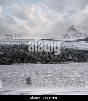 Skaftafellsjokull-Gletscher, Island. Gletscherzunge gleitet von der Vatnajokull-Eiskappe oder dem Vatna-Gletscher in der Nähe des subglazialen Esjufjolls Stockfoto