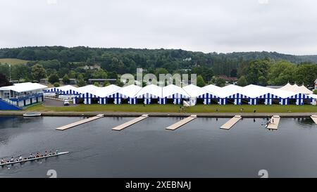 Henley-on-Thames, Großbritannien. Juni 2024. Ruderer haben einen frühen Anfang, um für Henley Regatta zu trainieren. Quelle: Uwe Deffner/Alamy Live News Stockfoto