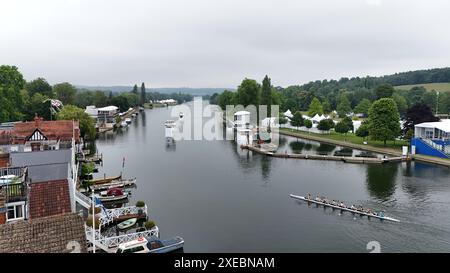 Henley-on-Thames, Großbritannien. Juni 2024. Ruderer haben einen frühen Anfang, um für Henley Regatta zu trainieren. Quelle: Uwe Deffner/Alamy Live News Stockfoto