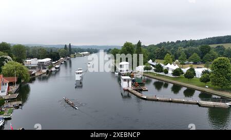 Henley-on-Thames, Großbritannien. Juni 2024. Ruderer haben einen frühen Anfang, um für Henley Regatta zu trainieren. Quelle: Uwe Deffner/Alamy Live News Stockfoto