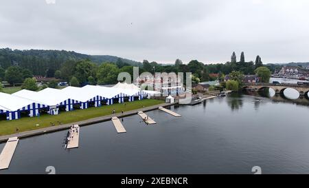 Henley-on-Thames, Großbritannien. Juni 2024. Ruderer haben einen frühen Anfang, um für Henley Regatta zu trainieren. Quelle: Uwe Deffner/Alamy Live News Stockfoto