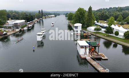 Henley-on-Thames, Großbritannien. Juni 2024. Ruderer haben einen frühen Anfang, um für Henley Regatta zu trainieren. Quelle: Uwe Deffner/Alamy Live News Stockfoto