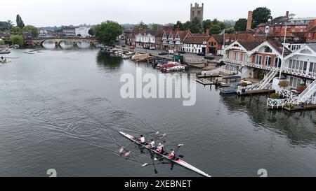 Henley-on-Thames, Großbritannien. Juni 2024. Ruderer haben einen frühen Anfang, um für Henley Regatta zu trainieren. Quelle: Uwe Deffner/Alamy Live News Stockfoto