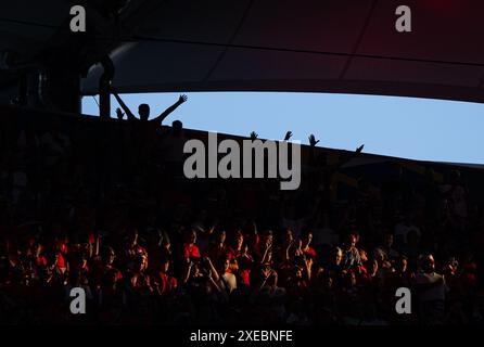Hamburg, Deutschland. Juni 2024. Die Fans des Teams T¨¹rkiye jubeln vor dem Gruppenspiel der UEFA Euro 2024 zwischen der Tschechischen Republik und T¨¹rkiye in Hamburg, Deutschland, 26. Juni 2024. Quelle: Xiao Yijiu/Xinhua/Alamy Live News Stockfoto