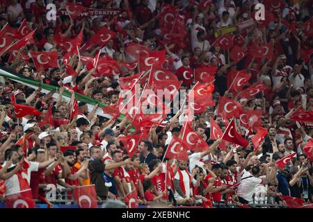 Hamburg, Deutschland. Juni 2024. Die Fans des Teams T¨¹rkiye jubeln vor dem Gruppenspiel der UEFA Euro 2024 zwischen der Tschechischen Republik und T¨¹rkiye in Hamburg, Deutschland, 26. Juni 2024. Quelle: Xiao Yijiu/Xinhua/Alamy Live News Stockfoto