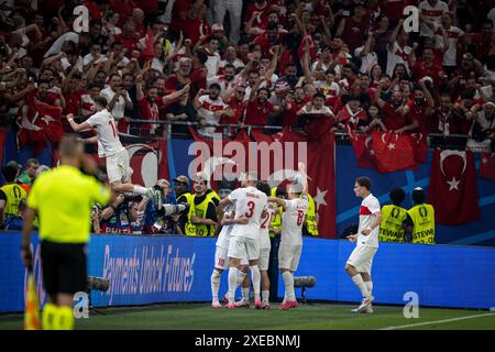 Hamburg, Deutschland. Juni 2024. Hakan Calhanoglu (1. L, unterster) von T¨¹rkiye feiert mit seinen Mannschaftskameraden beim Gruppenspiel der UEFA Euro 2024 zwischen der Tschechischen Republik und T¨¹rkiye in Hamburg, Deutschland, am 26. Juni 2024. Quelle: Xiao Yijiu/Xinhua/Alamy Live News Stockfoto