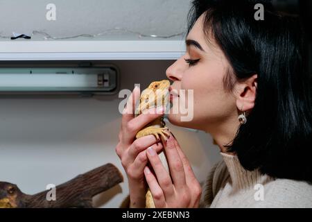 Schöne Frau, Die Bärtige Drachen-Haustiere Küsst Stockfoto