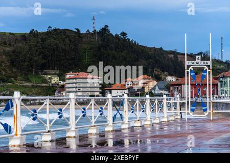 Ribadesella, Spanien - 27. März 2024: Panorama von Ribadesella. Blick auf die touristische Stadt und den Strand von Ribadesella in Asturien Stockfoto