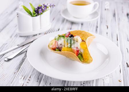 Zwei Messlöffel natürliches Bio-Fruchteis in einer Waffeltasse Stockfoto