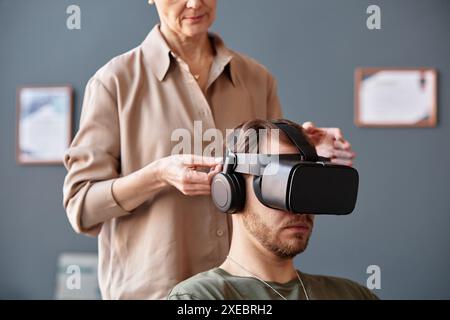 Nahaufnahme eines Armeeveteranen mit VR-Headset für psychische Gesundheitstherapie mit Trauma und PTBS-Psychologin Stockfoto