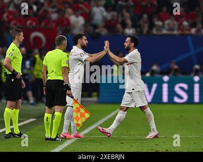 Hamburg, Deutschland. Juni 2024. Orkun Kokcu (2. R) von T¨¹rkiye ersetzt Hakan Calhanoglu (1. R) während des Gruppenspiels der UEFA Euro 2024 zwischen T¨¹rkiye und Tschechien am 26. Juni 2024 in Hamburg. Quelle: Ren Pengfei/Xinhua/Alamy Live News Stockfoto