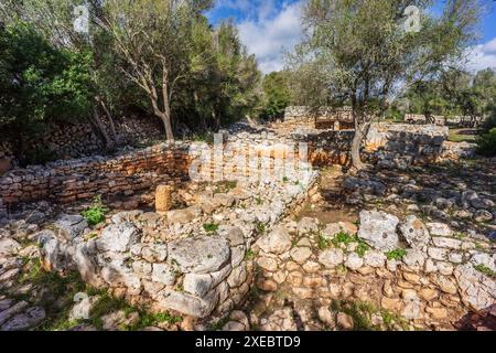 Talaiot und die Doppelhaushälften aus der talaiotischen Ära (Eisenzeit). Hospitalet Vell archäologische Stätte Stockfoto