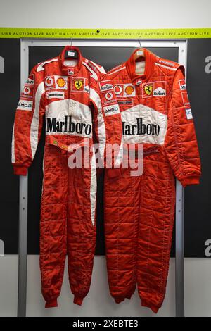 Die von Rubens Barrichello für den Großen Preis von China 2005 und Michael Schumacher für den Großen Preis von Italien 2002 getragenen Rennanzüge werden im Graham Budd Auction House in Wellingborough ausgestellt, da sie zusammen mit dem Modell des F1 Ferrari F2002 im Maßstab 1:3 zum Verkauf angeboten werden. der Wagen Michael Schumacher fuhr zu seinem WM-Sieg 2002. Das teuerste ferngesteuerte Auto der Welt wird voraussichtlich mehr als eine Viertelmillion Pfund erreichen. Bilddatum: Dienstag, 25. Juni 2024. Stockfoto