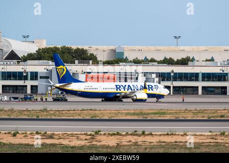 20240626 Palma de Mallorca PALMA, SPANIEN - 26. JUNI 2024 : EI-ihr Ryanair Boeing 737-8200 MAX AT - Palma de Mallorca am 26. Juni 2024 in Palma, . Palma Baleares Spanien *** 20240626 Palma de Mallorca PALMA, SPANIEN 26. JUNI 2024 EI YOUR Ryanair Boeing 737 8200 MAX in Palma de Mallorca am 26. Juni 2024 in Palma, Palma Baleares Spanien Stockfoto