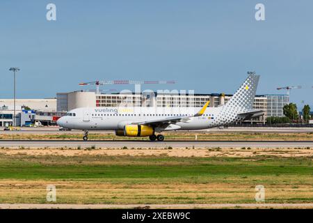 20240626 Palma de Mallorca PALMA, SPANIEN - 26. JUNI 2024 : EC-MEL VUELING AIRBUS A320-200 AT - Palma de Mallorca am 26. Juni 2024 in Palma, . Palma Baleares Spanien *** 20240626 Palma de Mallorca PALMA, SPANIEN 26. JUNI 2024 EC MEL VUELING AIRBUS A320 200 in Palma de Mallorca am 26. Juni 2024 in Palma, Palma Baleares Spanien Stockfoto