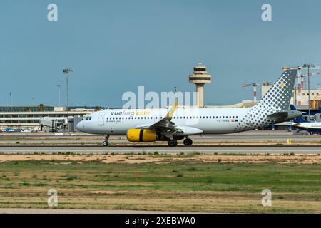 20240626 Palma de Mallorca PALMA, SPANIEN - 26. JUNI 2024 : EC-MBS VUELING AIRBUS A320-200 AT - Palma de Mallorca am 26. Juni 2024 in Palma, . Palma Baleares Spanien *** 20240626 Palma de Mallorca PALMA, SPANIEN 26. JUNI 2024 EC MBS VUELING AIRBUS A320 200 in Palma de Mallorca am 26. Juni 2024 in Palma, Palma Baleares Spanien Stockfoto