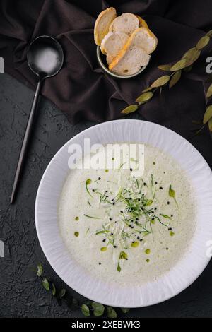 Champignon-Pilzcremesuppe auf weißem Teller mit Gebäck Stockfoto