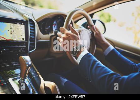 Bildschirm, gps und Hände einer Person im Auto für Position, Fahren oder Überprüfen des Zielortes. Navigations-, Pendler- und Chauffeur-Service mit digitaler Karte für Stockfoto