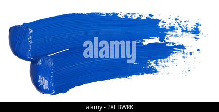 Blauer Pinselstrich isoliert auf weißem Hintergrund, Nahaufnahme der Acrylfarbe Stockfoto