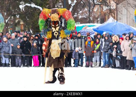 Razlog, Bulgarien - Januar 14, 2017: Die Menschen in den traditionellen Karneval kuker Kostüme in Kukeri festival Starchevata Stockfoto