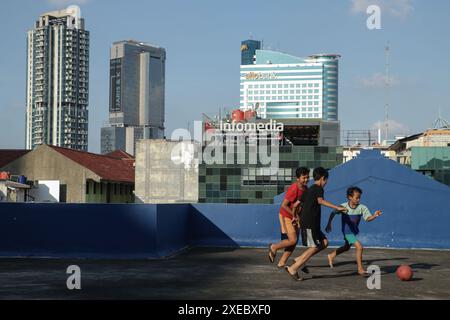 Süd-Jakarta, Dki Jakarta, Indonesien. Juni 2024. Einige Kinder spielen am Mittwoch (26.2.2024) auf dem Dach eines Einkaufsgebäudes in Süd-Jakarta Fußball. Begrenzte öffentliche Einrichtungen in dicht besiedelten Siedlungen veranlassen die Bewohner, leerstehendes Land zum Spielen zu nutzen. (Kreditbild: © GEMA Azwar Hakiki/ZUMA Press Wire) NUR REDAKTIONELLE VERWENDUNG! Nicht für kommerzielle ZWECKE! Stockfoto