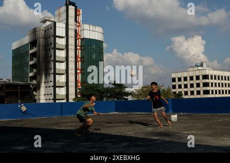 Süd-Jakarta, Dki Jakarta, Indonesien. Juni 2024. Einige Kinder spielen am Mittwoch (26.2.2024) auf dem Dach eines Einkaufsgebäudes in Süd-Jakarta Fußball. Begrenzte öffentliche Einrichtungen in dicht besiedelten Siedlungen veranlassen die Bewohner, leerstehendes Land zum Spielen zu nutzen. (Kreditbild: © GEMA Azwar Hakiki/ZUMA Press Wire) NUR REDAKTIONELLE VERWENDUNG! Nicht für kommerzielle ZWECKE! Stockfoto