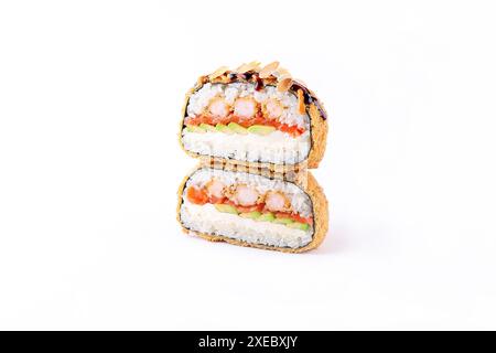 Köstlicher Sushi-Burger mit Garnelen und Reis als japanische Vorspeisen. Sushi mit Meeresfrüchten Stockfoto