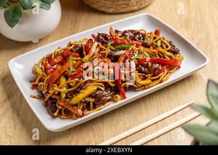 Köstliche gebratene Nudeln mit Rindfleisch und Gemüse Stockfoto