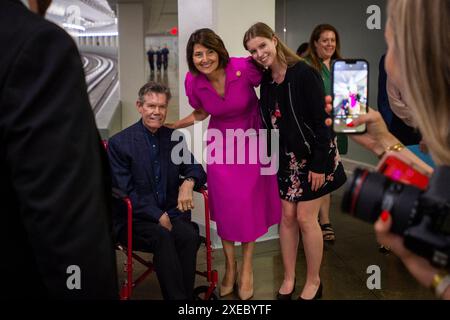 Washington, Usa. Juni 2024. Randy Travis, linker Tonzeichner, wird von der US-Repräsentantin Cathy McMorris Rodgers (Republikanerin von Washington), Center, begrüßt, als er für ein House Committee on the Judiciary-SubCommittee on Courts, Intellectual Property und die Internet-Anhörung „Radio Music and Copyrights: 100 Years of inequity for Recording Artists“ im Rayburn House Office Building in Washington, Washington, DC, USA, Mittwoch, Juni 2024. Foto von Rod Lamkey/CNP/ABACAPRESS. COM Credit: Abaca Press/Alamy Live News Stockfoto