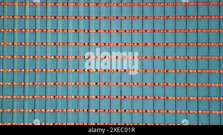 Architectural Harmony: Eine Matrix von LED-Leuchten in einem landwirtschaftlichen Gewächshaus Stockfoto