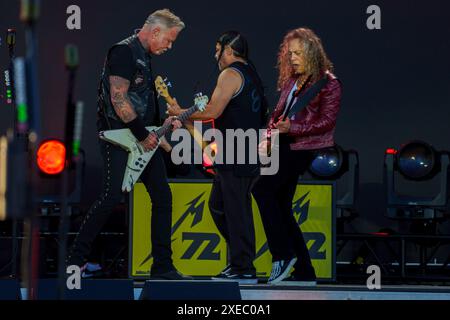 Oslo 20240626. Sänger und Gitarrist James Hetfield, Bassist Robert Trujillo und Gitarrist Kirk Hammett auf der Bühne mit Metallica beim Tons of Rock Festival in Ekebergsletta in Oslo am Mittwochabend. Foto: Cornelius Poppe / NTB Stockfoto