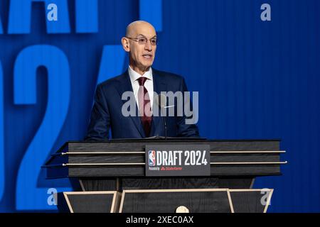 New York, New York, USA. Juni 2024. NBA-kommissar Adam Silver spricht vor der ersten Runde des NBA Draft 2024 am 26. Juni 2024 im Barclays Center in Brooklyn, New York (Foto: © Lev Radin/ZUMA Press Wire) NUR ZUR REDAKTIONELLEN VERWENDUNG! Nicht für kommerzielle ZWECKE! Stockfoto