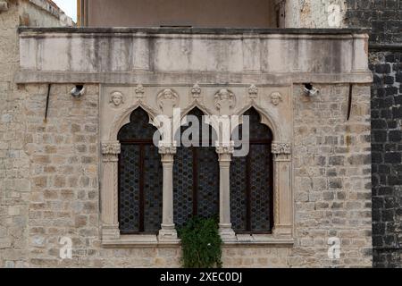 TROGIR, KROATIEN - 11. SEPTEMBER 2016: Es ist das mittelalterliche Fenster des Chipiko-Palastes im Zentrum der antiken Stadt. Stockfoto