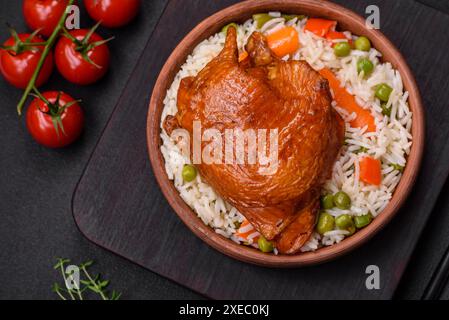 Köstlicher gekochter Reis mit Huhn und Gemüse oder Risotto mit Salz, Gewürzen und Kräutern Stockfoto