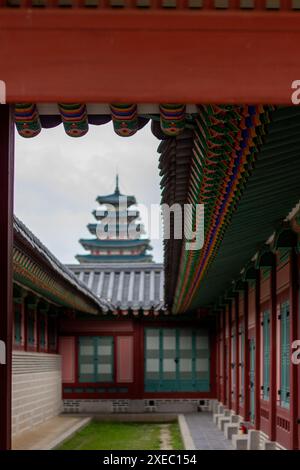 Das National Folk Museum of Korea, durch den Gyeongbokgung Palace in Seoul, Südkorea. Stockfoto