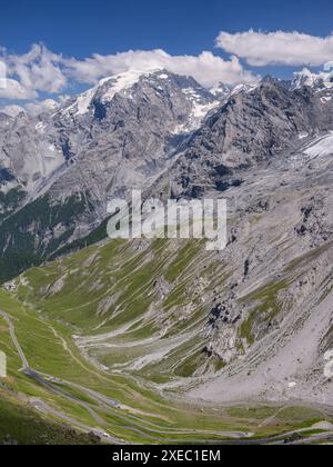 Ein Teil der Haarnadelkurve biegt sich an einem sonnigen Tag im Sommer Sta in der Nähe der östlichen Rampe des Stilfserjochs Südtirol, Italien. Maria Val Müstair Swi Stockfoto