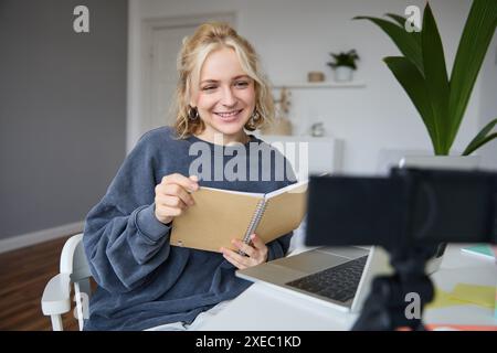 Porträt einer jungen Frau mit Digitalkamera und Laptop, Lernen, Verbindung zum Online-Livestream, Aufzeichnung von Videos für Vlog, Erstellung von Videos Stockfoto